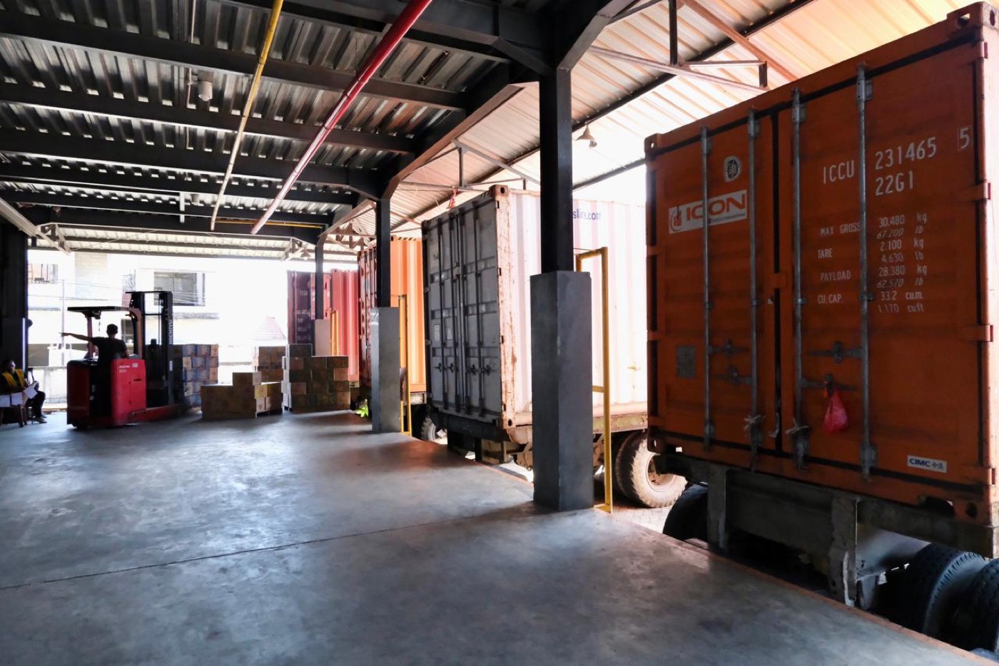 Loading dock dengan kontainer di gudang AMD