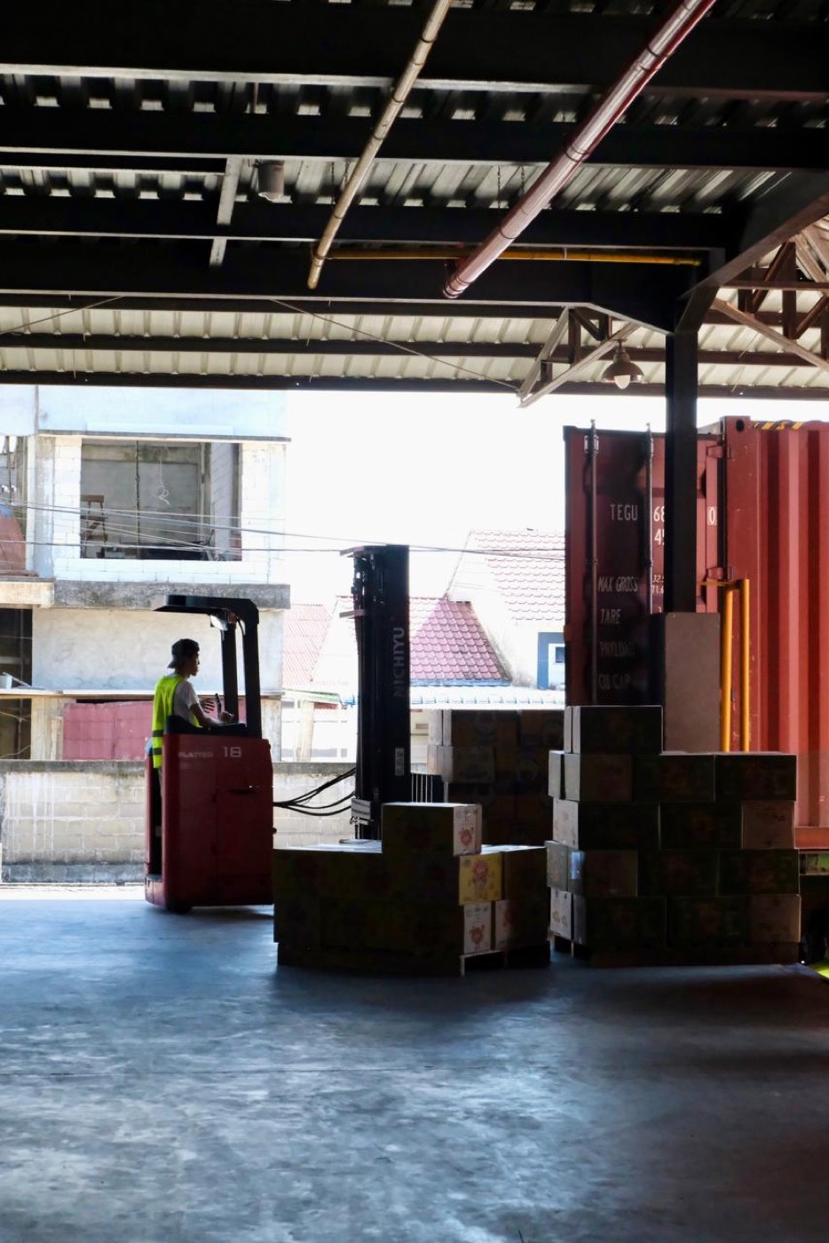 Forklift mengangkut muatan di dermaga bongkar AMD