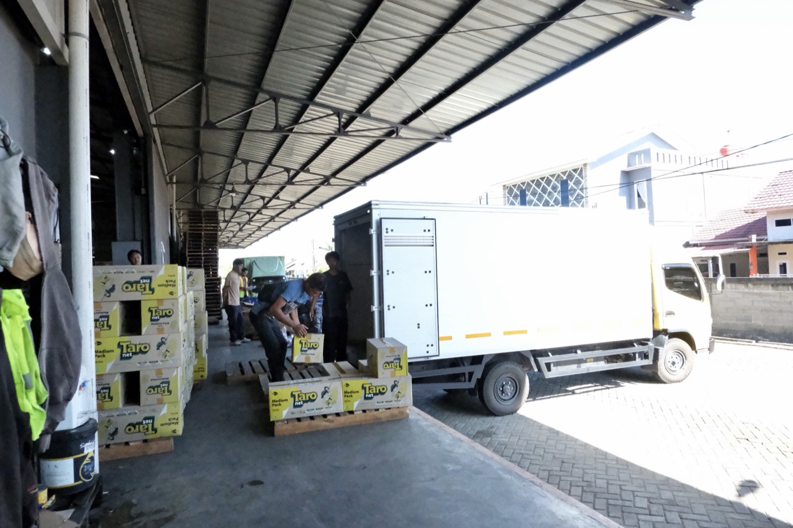 Loading dock & armada distribusi AMD