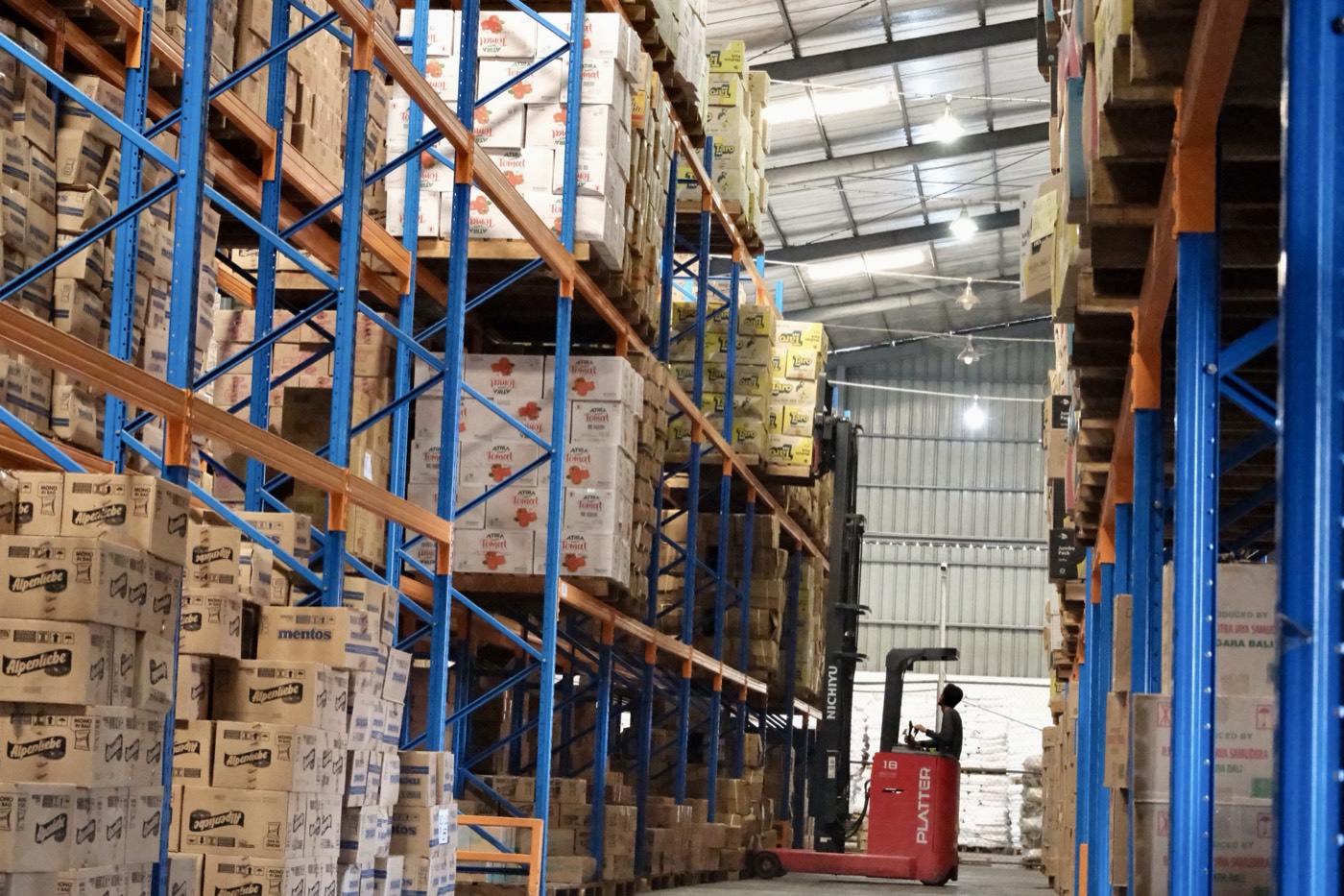 Tim AMD mengoperasikan forklift di gudang
